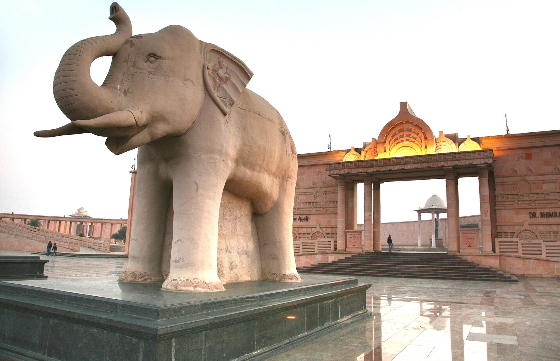 Mayawat-Statuen und -Parks, Uttar Pradesh, Indien, Kosten: € 1,7 Milliarden